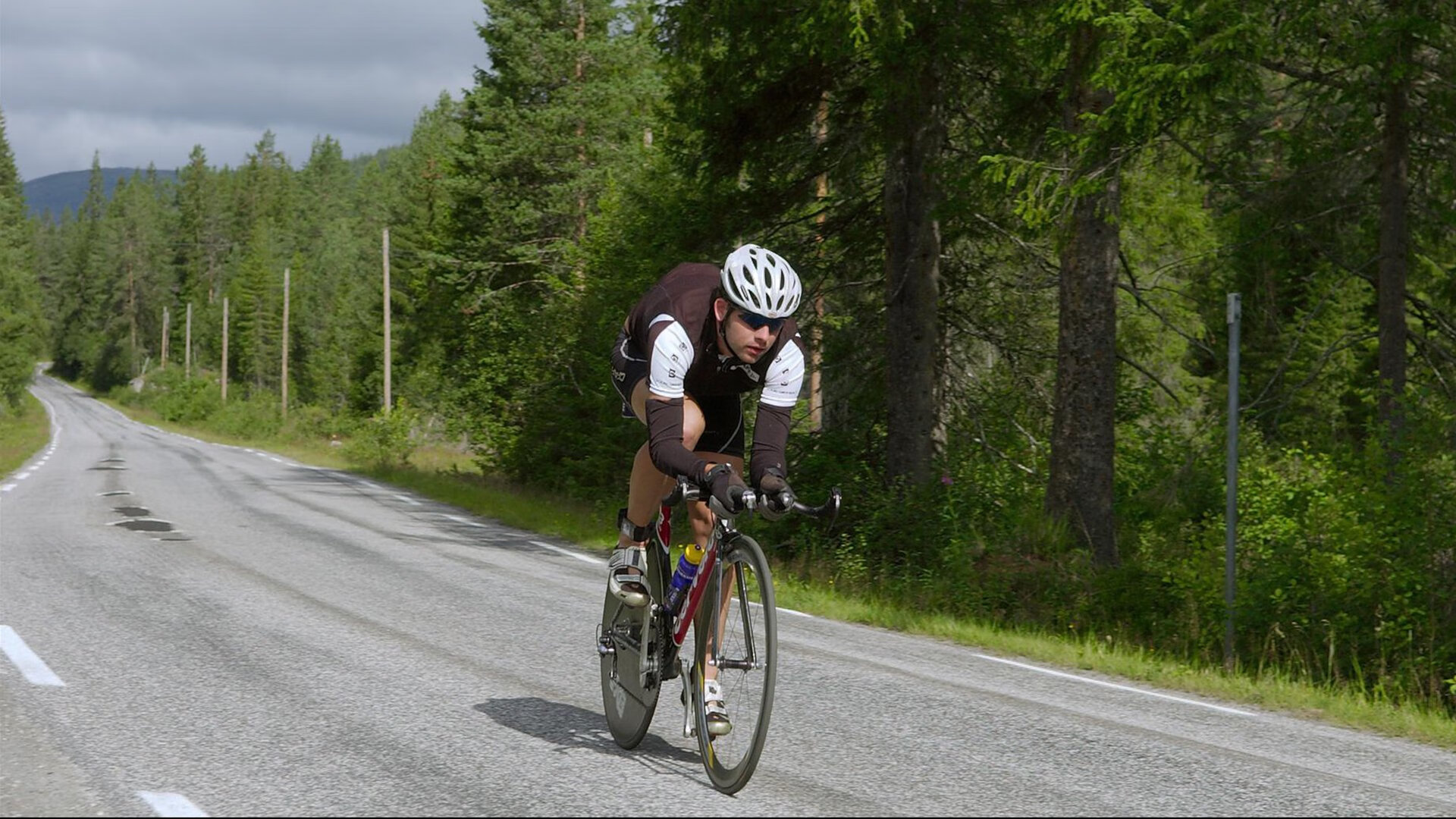 阿扎伦卡连续五场比赛得分超越局势复杂，雄鹿不断突破！观众掌声雷动
